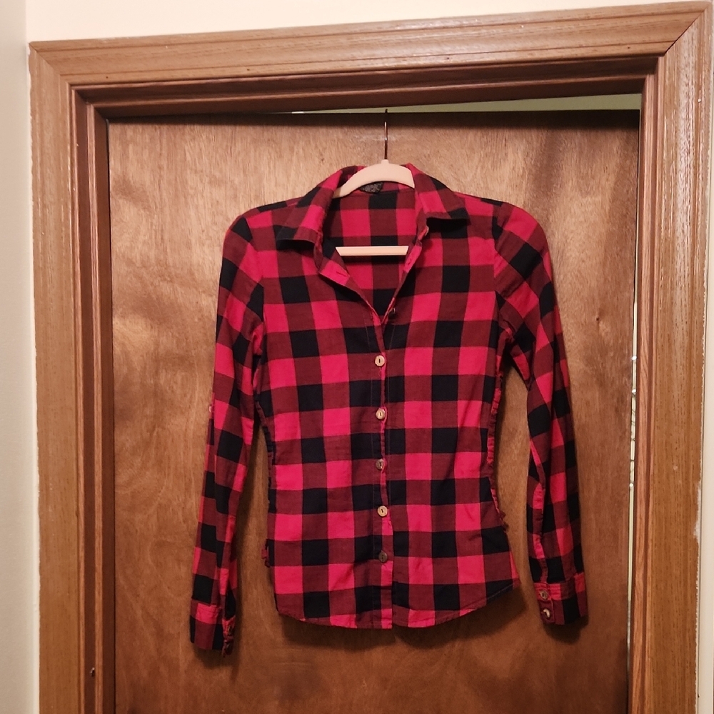 Red and Black Plaid Fitted Button-Up Shirt Size Small